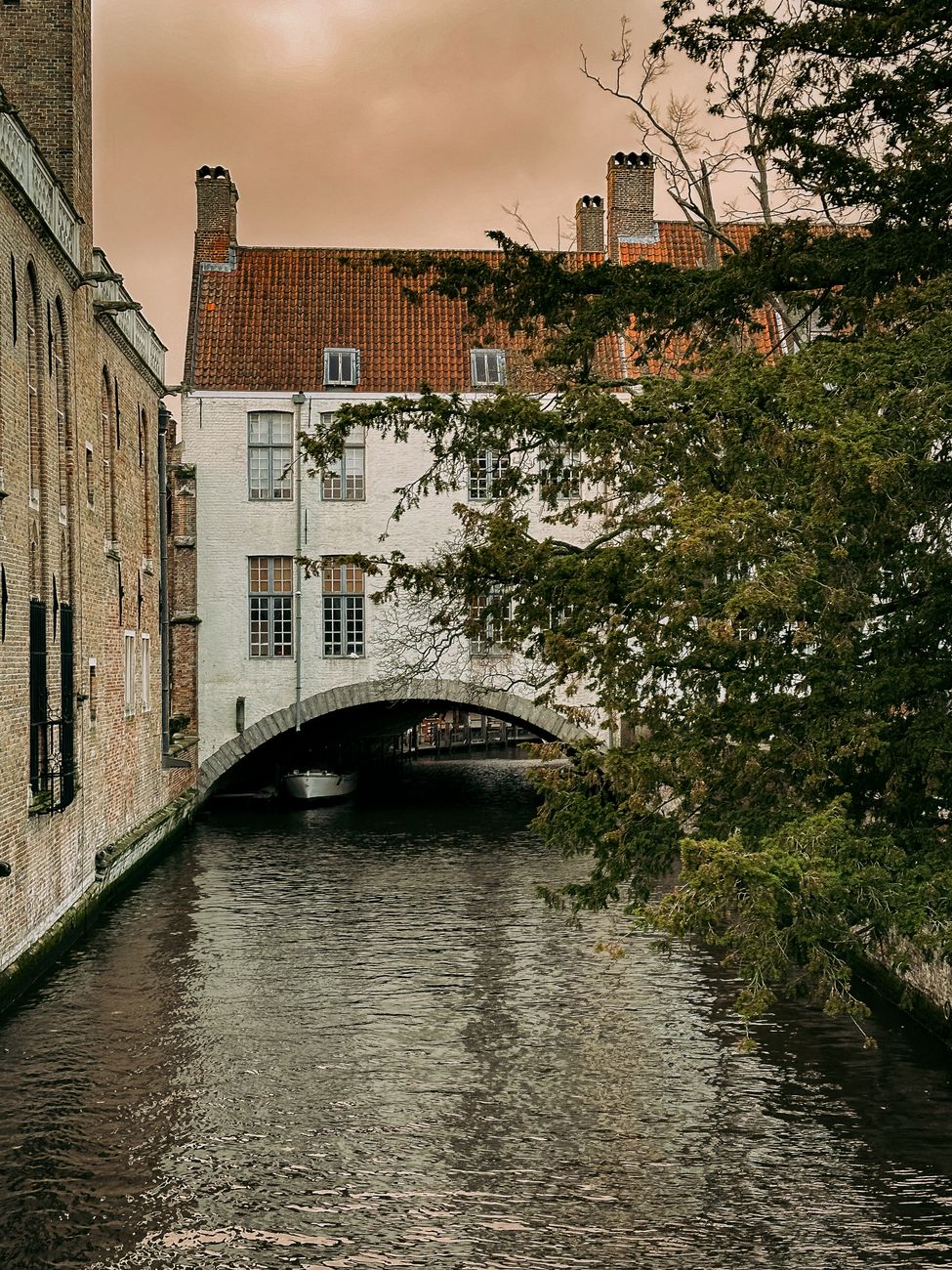 Schilderachtige gracht in Brugge, België